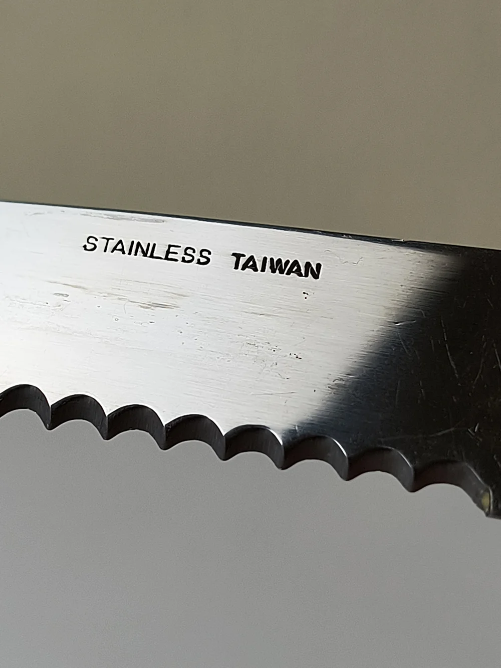 Stainless SteelSet of 2 Vintage Serrated Dinner Knives with Cream Floral Handles